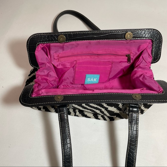 The Sak knit zebra shoulder bag 🦓 with snap closure 👛 and croc 🐊 leather - Picture 14 of 14